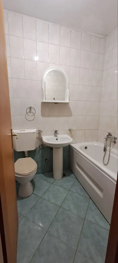 Manje kupatilo sa kadom, umivaonikom i toaletom.