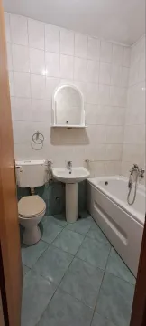 Manje kupatilo sa kadom, umivaonikom i toaletom. - image 3