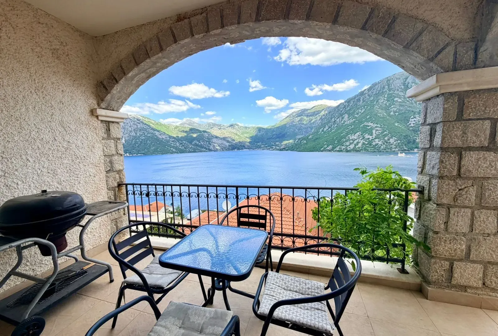 Prodaja, dvosoban stan, 87m², Morinj, Kotor