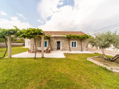 Izdavanje, kuća, 240m², Donji Kokoti, Podgorica