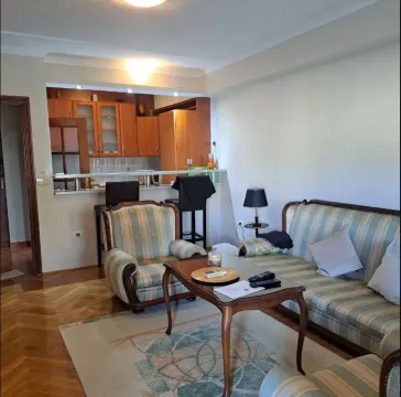 Dnevna soba sa garniturom za sjedenje i šankom prema kuhinji. - image 7