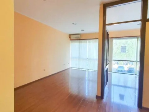 Izdavanje, poslovni prostor, 42m², Centar, Podgorica - image 1