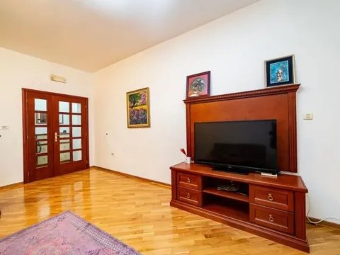 Izdavanje, jednosoban stan, 67m², Centar, Budva - image 7