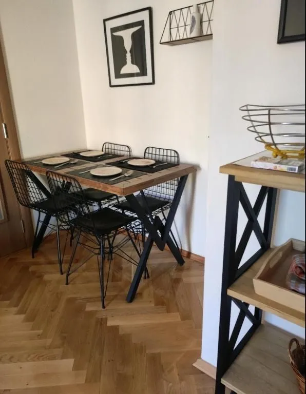 Izdavanje, dvosoban stan, 40m², Blok 9, Podgorica