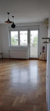Prazna dnevna soba sa parketom i izlazom na terasu. - image 3