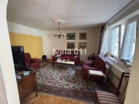 Dnevna soba sa garniturom za sedenje i tepihom. - image 8
