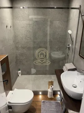 Moderno opremljeno kupatilo sa tuš kabinom, umivaonikom i toaletom. - image 9
