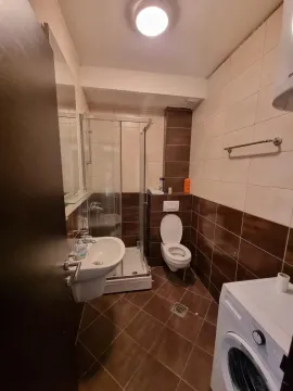 Kompaktno kupatilo sa tuš kabinom, umivaonikom, WC šoljom i veš mašinom. - image 3