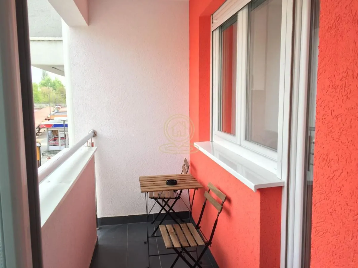 Manji namešteni balkon sa stočićem i dve stolice.