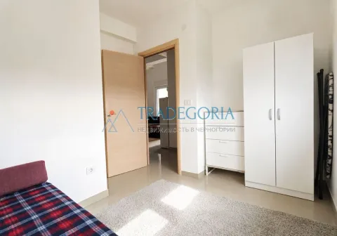 Manja spavaća soba sa krevetom, bijelim garderoberom i komodom. - image 9