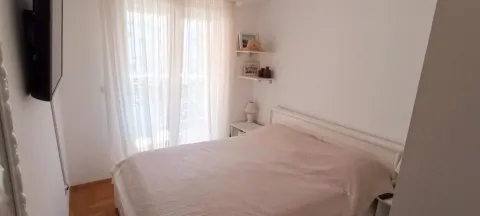 Manja spavaća soba sa bračnim krevetom i izlazom na balkon. - image 6