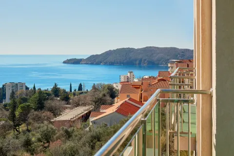 Sale, two bedroom apartment, 85m², Bečići, Budva - image 1