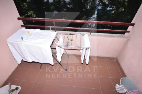 Manji popločani balkon sa stalkom za sušenje veša. - image 12