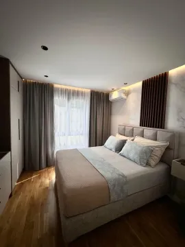 Moderna spavaća soba sa bračnim krevetom, plakarom i prozorom sa zavjesama. - image 6