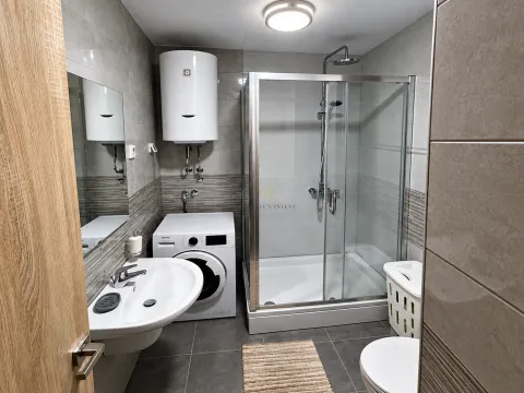 Moderno opremljeno kupatilo sa tuš kabinom, umivaonikom i veš mašinom. - image 7