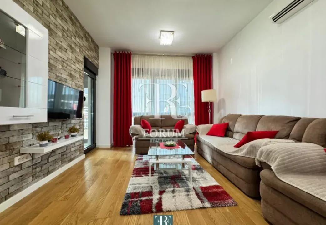 Izdavanje, dvosoban stan, 80m², Centar, Podgorica