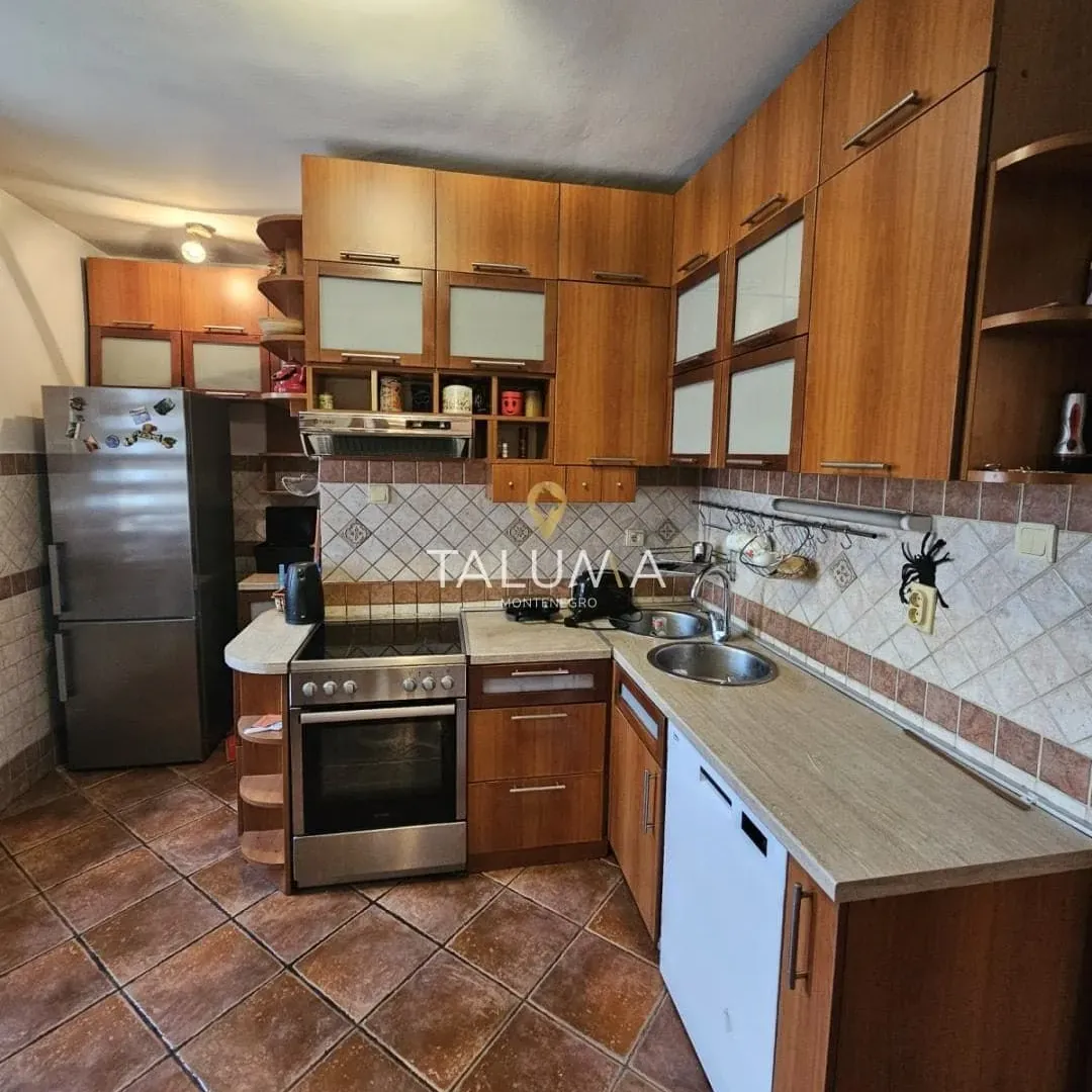 Izdavanje, kuća, 300m², Masline, Podgorica