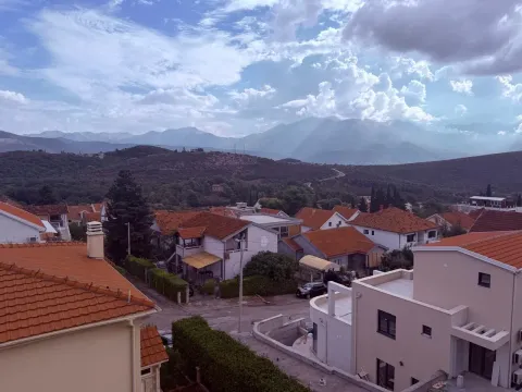 Pogled sa terase na naselje i planine u pozadini. - image 7