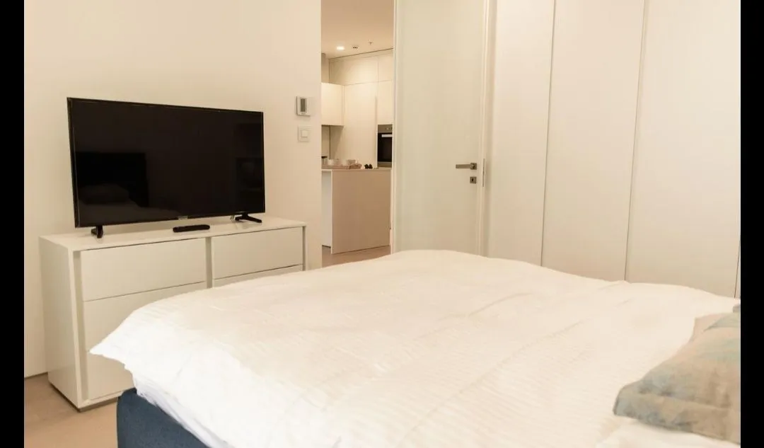 Modern bedroom with a double bed and a TV unit.