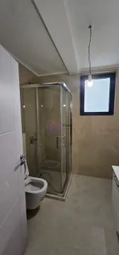 Kupatilo opremljeno tuš kabinom, WC šoljom i prozorom. - image 17