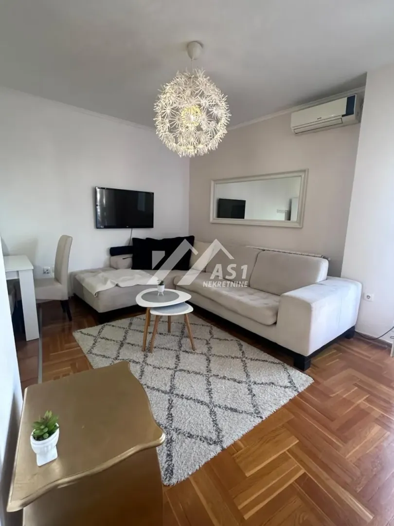 Izdavanje, jednosoban stan, 40m², Bulevar Oslobodjenja, Novi Sad Sve Podlokacije