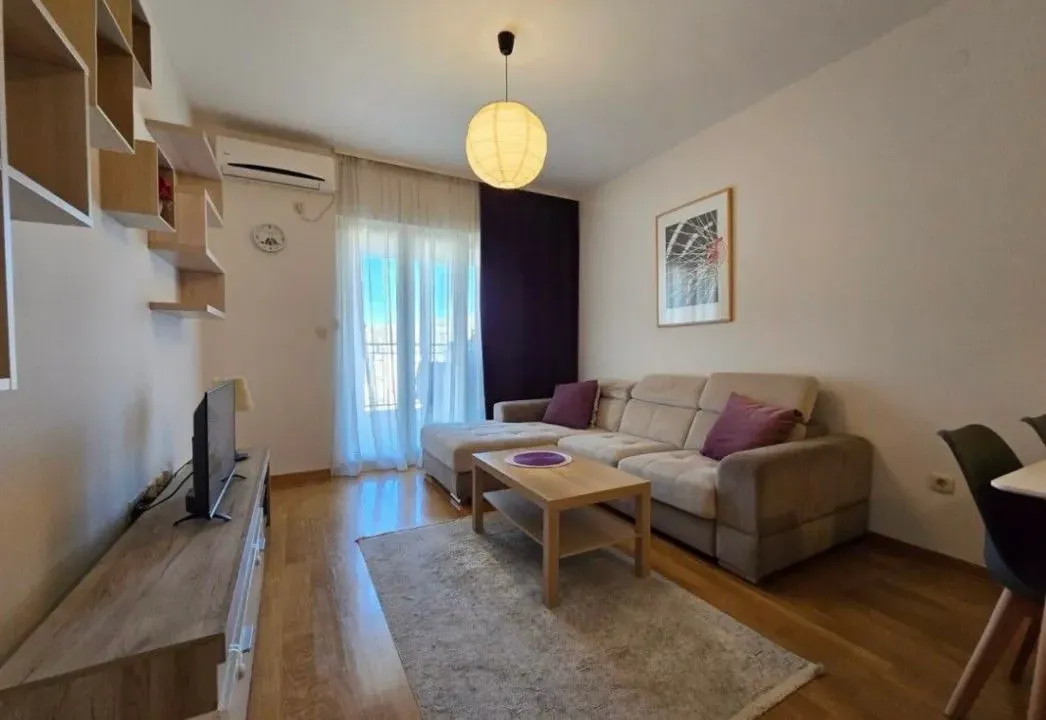 Izdavanje, jednosoban stan, 46m², Blok 6, Podgorica