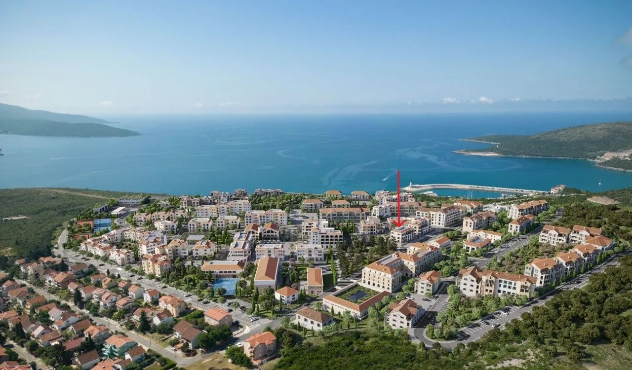 Pogled iz vazduha na stambeni kompleks sa pogledom na more i strelicom koja označava lokaciju.
