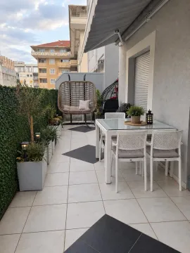 Namještena terasa sa trpezarijskim stolom i ljuljaškom. - image 3