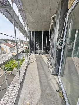 Nezavršeni balkon u izgradnji sa skelama i pogledom na okolinu. - image 6