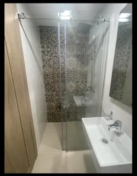 Moderne kupatilo sa tuš kabinom i umivaonikom. - image 5