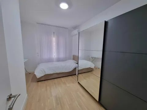 Spavaća soba sa krevetom i velikim ormarom sa ogledalom. - image 7
