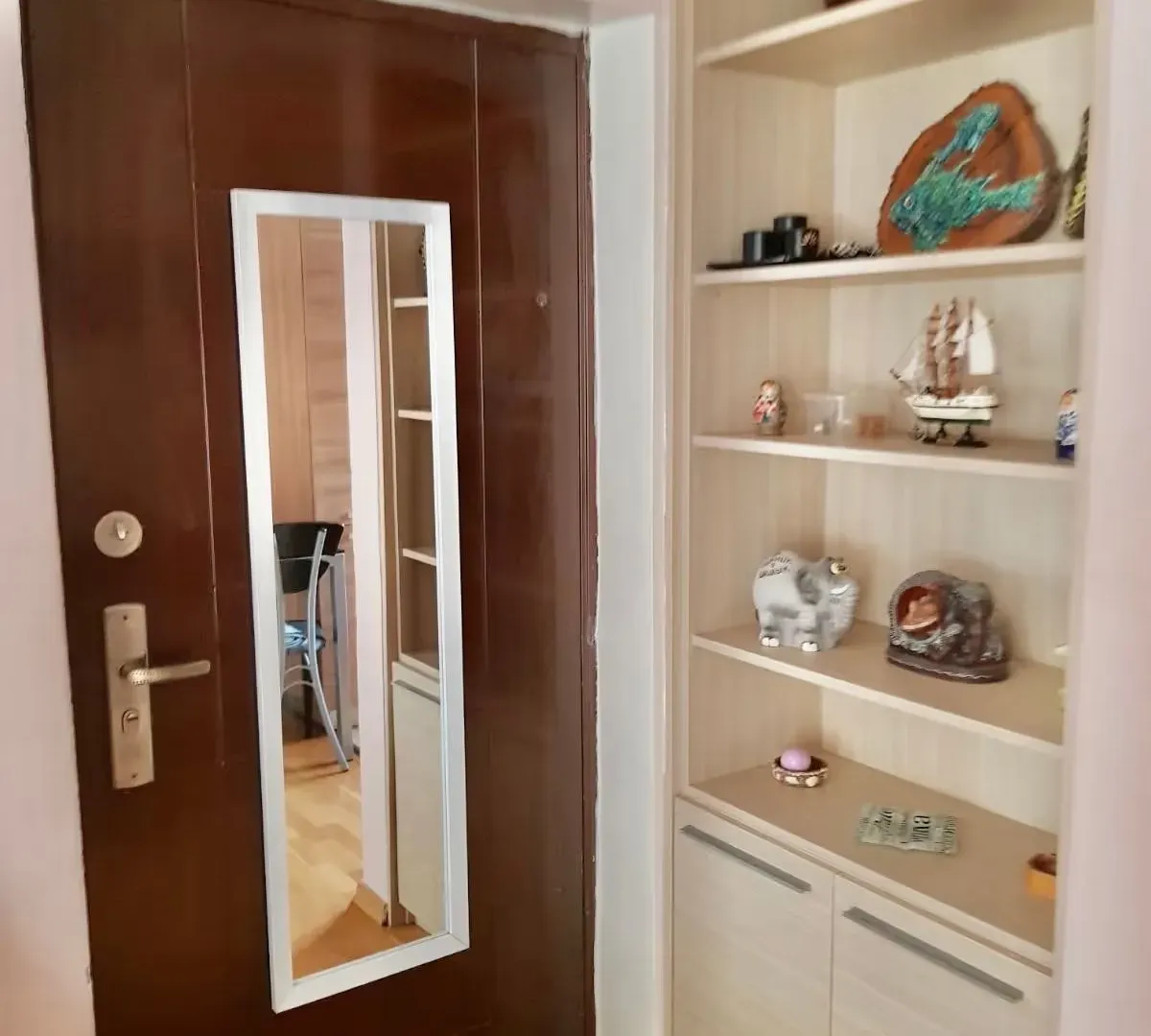 Izdavanje, dvosoban stan, 70m², Lazi, Budva