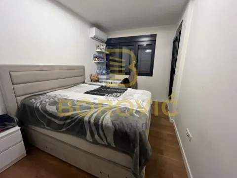 Spavaća soba sa bračnim krevetom i prozorom. - image 10