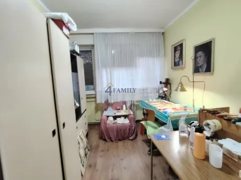 Nameštena spavaća soba sa ormarima i radnim stolom. - image 7