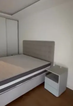 Moderna spavaća soba sa bračnim krevetom i ugradnim plakarom. - image 6