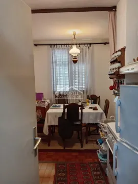 Pogled iz hodnika na trpezariju sa stolom i stolicama. - image 4