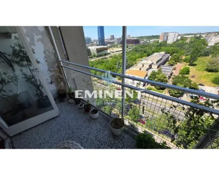 Manji balkon sa ogradom i pogledom na okolinu. - image 8