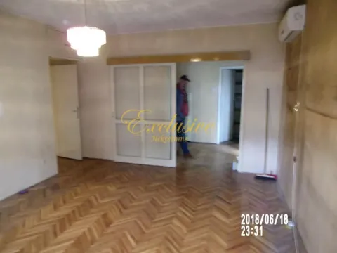 Dnevna soba sa parketom i prolazom u druge prostorije. - image 6