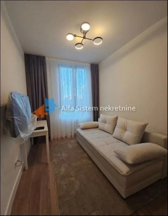 Izdavanje, trosoban stan, 73m², Savski Venac, Beograd