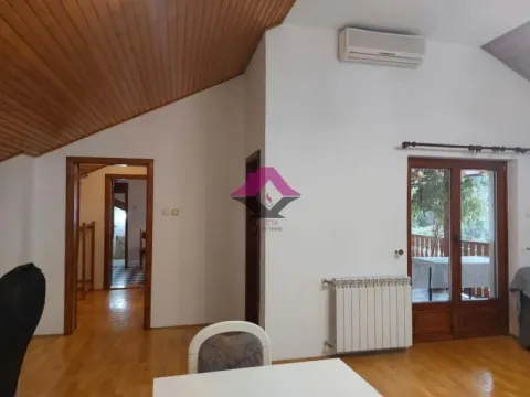 Pogled na dio dnevne sobe sa drvenim krovnim delom, parketom i izlazom na terasu. - image 5