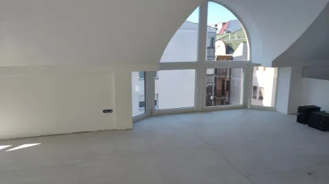 Prazna potkrovna prostorija sa keramičkim pločicama i velikim prozorom. - image 6