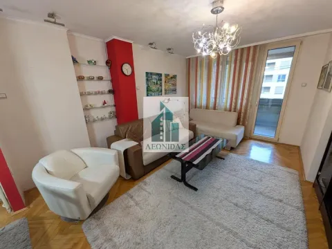 Dnevna soba sa garniturom za sedenje, stočićem i tepihom. - image 3