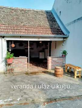Natkrivena veranda i ulaz u kuću sa popločanim dvorištem. - image 5