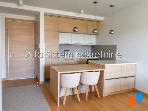 Moderna kuhinja sa drvenim elementima i ugrađenim trpezarijskim stolom sa stolicama. - image 8