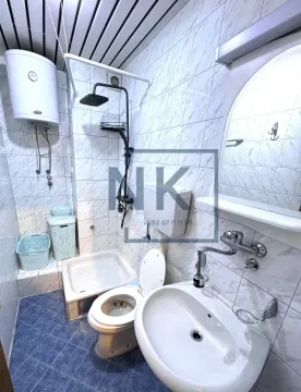 Manje kupatilo sa tuš kabinom, umivaonikom, WC šoljom i bojlerom. - image 10