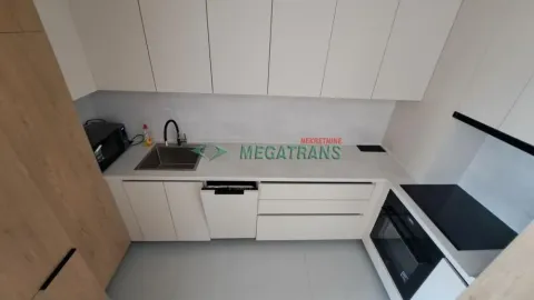 Moderna kuhinja sa ugrađenim elementima i tehnikom. - image 6
