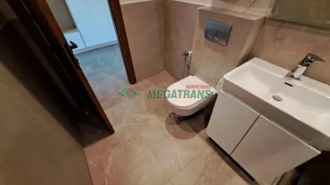 Moderno kupatilo sa umivaonikom i toaletom. - image 16