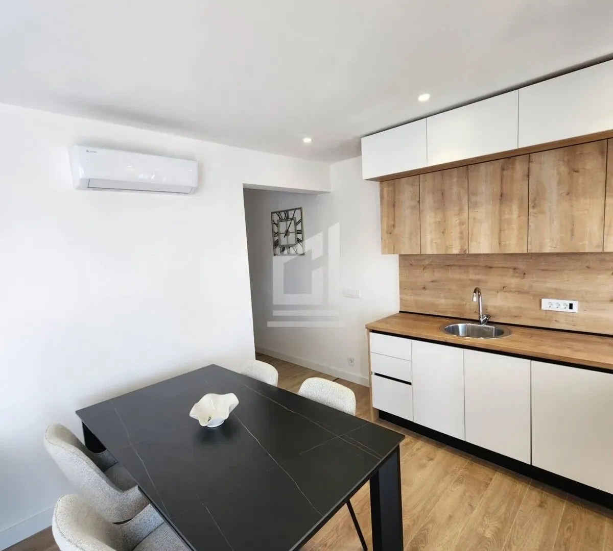 Izdavanje, stan, 45m², Tivat, Crna Gora