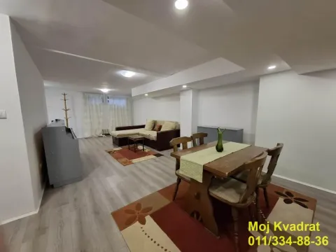 Dnevni boravak sa trpezarijskim stolom i garniturom. - image 3