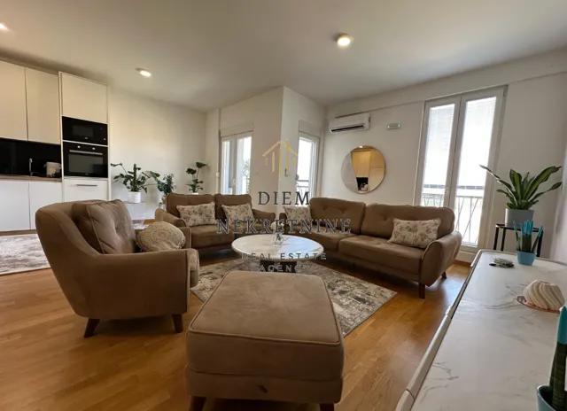 Izdavanje, četvorosoban stan, 160m², Stari Aerodrom, Podgorica